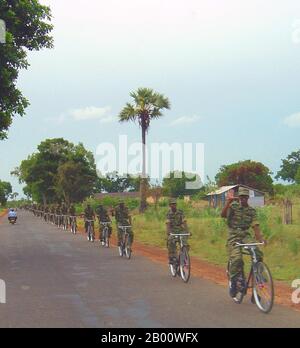 Sri Lanka: Un peloton de vélo Tigre tamoul (LTTE) près de Kilinochchi, mai 2004. Photo de Qz10 (licence CC BY-sa 3.0). La guerre civile sri-lankaise a commencé le 23 juillet 1983 et s'est rapidement développée en une insurrection sans issue contre le gouvernement de Colombo par les Tigres de libération de l'Eelam tamoul (LTTE), communément appelés Tigres tamouls, et d'autres groupes rebelles, Qui se battaient pour créer un État tamoul indépendant nommé Tamil Eelam au nord et à l'est de l'île. Après une campagne militaire de 26 ans, l'armée sri-lankaise a battu les Tigres tamouls en mai 2009. Banque D'Images