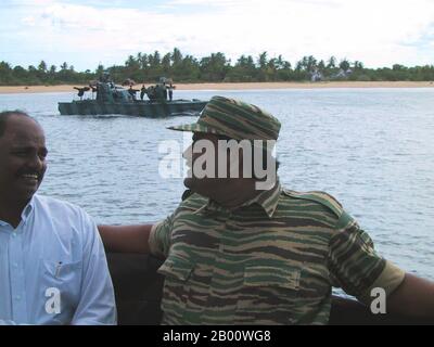 Sri Lanka : le colonel Soosai, chef des LTTE Sea Tigers, à bord d'une embarcation d'attaque rapide à Mullaitivu, 2003. Thillaiyampalam Sivanesan (16 octobre 1963 - 18 mai 2009), également connu par son nom de guerre, le colonel Soosai, était le chef des Tigres de mer, l'aile navale des Tigres de libération de l'Eelam tamoul. Il a été tué par l'armée sri-lankaise le 18 mai 2009. Image prise par Isak Berntsen et libérée dans le domaine public. Banque D'Images
