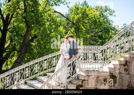 Un couple prenant des photos de mariage dans le Palais Catherine , un palais Rococo, la résidence d'été des tsars russes. Saint-Pétersbourg, Russie Banque D'Images