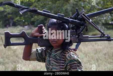 Sri Lanka: Femme militaire des LTTE (Tigres de libération de l'Eelam tamoul) posant pour la photographie publicitaire des LTTE avec une arme lourde, c. 2008. La guerre civile sri-lankaise a commencé le 23 juillet 1983 et s'est rapidement développée en une insurrection sans issue contre le gouvernement de Colombo par les Tigres de libération de l'Eelam tamoul (LTTE), communément appelés Tigres tamouls, et d'autres groupes rebelles, Qui se battaient pour créer un État tamoul indépendant nommé Tamil Eelam au nord et à l'est de l'île. Après une campagne militaire de 26 ans, l'armée sri-lankaise a battu les Tigres tamouls en mai 2009. Banque D'Images