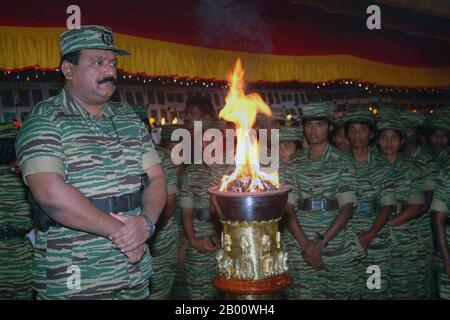 Sri Lanka: Libération Tigres de libération de l'Eelam tamoul (LTTE) leader Velupillai Prabhakaran avant une urne flamboyante lors d'une cérémonie avec des troupes de LTTE, c. 2006. La guerre civile sri-lankaise a commencé le 23 juillet 1983 et s'est rapidement développée en une insurrection sans issue contre le gouvernement de Colombo par les Tigres de libération de l'Eelam tamoul (LTTE), communément appelés Tigres tamouls, et d'autres groupes rebelles, Qui se battaient pour créer un État tamoul indépendant nommé Tamil Eelam au nord et à l'est de l'île. Après une campagne militaire de 26 ans, l'armée sri-lankaise a battu les LTTE en mai 2009. Banque D'Images