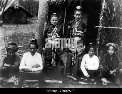 Birmanie/Myanmar: Six femmes Tai lu de Mong Lay dans l'État de Shan posent pour une photographie en 1909. Les deux au milieu sont en costume de fête; les deux en pinafores blanches portent une tenue de ville; et les deux squatting sur l'extérieur sont en robe paysanne. L'ethnie Tai désigne collectivement les groupes ethniques du sud de la Chine et de l'Asie du Sud-est, qui s'étendent du Hainan à l'est de l'Inde et du sud du Sichuan au Laos, en Thaïlande et dans certaines parties du Vietnam, qui parlent des langues dans la famille Tai et partagent des traditions et des festivals similaires, y compris le festival de l'eau. Banque D'Images