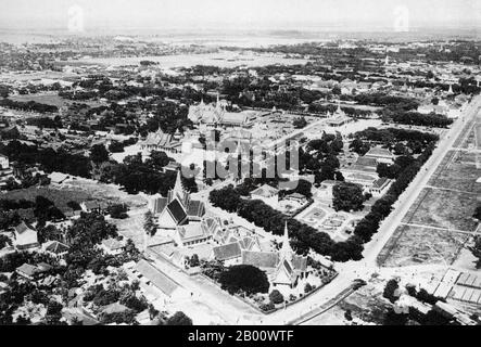 Cambodge: Une vue aérienne de Phnom Penh en 1930. Situé sur les rives du Tonle SAP, du Mékong et du Bassac, Phnom Penh est un endroit idéal pour un centre d'affaires et une capitale. Elle abrite aujourd'hui plus de 2 millions des 14 millions d'habitants du Cambodge. Phnom Penh est devenue la capitale du Cambodge après que Ponhea Yat, le dernier roi de l'empire khmer, ait été forcé de fuir Angkor Thom après qu'il ait été saisi par l'armée siamenne en 1393. Phnom Penh est restée la capitale royale jusqu'en 1505, où elle a été abandonnée pendant 360 ans en raison des combats internes entre les prétendants royaux. Banque D'Images