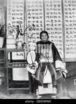 Chine : une femme âgée d'une famille parlant mandarin, photographiée dans la province du Yunnan en 1898-1899. Le terme « mandarine » désigne le chinois standard ou le mandarin standard, qui est basé sur le dialecte mandarin particulier parlé à Pékin. Dans son sens plus large, le mandarin est un groupe diversifié de dialectes parlés dans le nord et le sud-ouest de la Chine. La prévalence de cette homogénéité linguistique dans le nord de la Chine est en grande partie le résultat de la géographie : une grande partie du nord de la Chine est couverte par des plaines et est plate. Banque D'Images