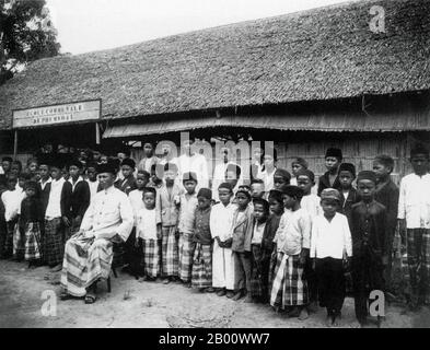 Vietnam: Photographie en 1918 d'une école primaire musulmane à majorité Cham-malais dans la région de Chau Doc dans le delta du Mékong, qui faisait alors partie de Cochinchina. Cochinchina est une région qui englobe le tiers sud du Vietnam, y compris Saigon/Ho Chi Minh ville, et a été une colonie française de 1862 à 1948. L'état du Sud Vietnam a été créé en 1954 en combinant Cochinchina avec le Sud de l'Annam. Le peuple Cham est un des vestiges du Royaume de Champa (du 7 au 15 siècles). Ils sont aujourd'hui concentrés entre la province de Kampong Cham au Cambodge et les régions du centre et du sud-est du Vietnam. Banque D'Images