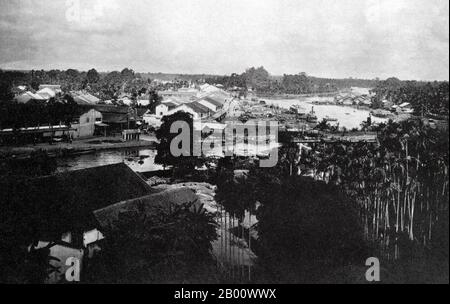 Vietnam : vue panoramique sur le marché et les quais de Cantho à Cochinchina en 1919. Cochinchina est une région qui englobe le tiers sud du Vietnam, y compris Saigon, ou Ho Chi Minh-ville. C'était une colonie française de 1862 à 1948. En 1864, tous les territoires français du sud du Vietnam ont été déclarés comme la nouvelle colonie française de Cochinchina, qui devait être dirigée par l'amiral Jules Marie Dupré de 1868 à 74. L'état du Sud Vietnam a été créé en 1954 en combinant Cochinchina avec le Sud de l'Annam. En vietnamien, la région s'appelle Nam Bo. Banque D'Images