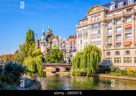 La construction de l'école secondaire internationale les Pontonniers à côté du bâtiment ESCA sur les rives Du fleuve Ill à Strasbourg, France. Banque D'Images