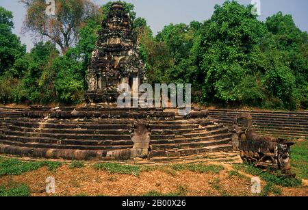 Cambodge: Neak Pean pendant la saison sèche, l'île centrale face à une statue de Balaha (Bodhisattva Guanyin transformé en cheval), Angkor. Neak Pean (les serpents entendus) est une île artificielle avec un temple bouddhiste sur une île circulaire de Preah Khan Baray construite pendant le règne du roi Jayavarman VII Un baray est un corps artificiel d'eau. La piscine centrale représente le lac Himalayan Anavatapta, situé au sommet de l'univers, qui était censé donner naissance aux quatre grands fleuves du monde. Ces quatre rivières sont représentées à Neak Pean par quatre têtes de gargouille. Banque D'Images