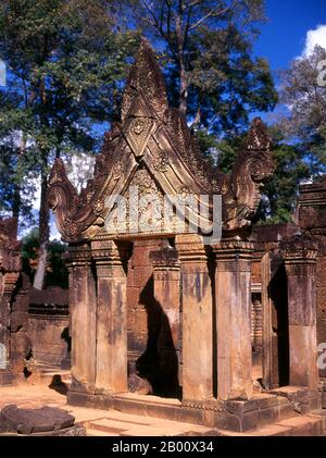 Cambodge: Une gopura ou entrée, Banteay Srei (Citadelle des femmes), près d'Angkor. Banteay Srei (ou Banteay Srey) est un temple cambodgien du Xe siècle dédié au dieu hindou Shiva et est situé au nord-est du principal groupe de temples d'Angkor. Banteay Srei est construit en grande partie de grès rouge, un milieu qui se prête aux sculptures murales décoratives élaborées qui sont encore observables aujourd'hui. Banteay Srei est parfois appelé le « joyau de l'art khmer ». Banque D'Images