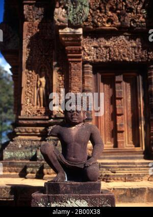 Cambodge: Gardien du temple, Banteay Srei (Citadelle des femmes), près d'Angkor. Banteay Srei (ou Banteay Srey) est un temple cambodgien du Xe siècle dédié au dieu hindou Shiva et est situé au nord-est du principal groupe de temples d'Angkor. Banteay Srei est construit en grande partie de grès rouge, un milieu qui se prête aux sculptures murales décoratives élaborées qui sont encore observables aujourd'hui. Banteay Srei est parfois appelé le « joyau de l'art khmer ». Banque D'Images