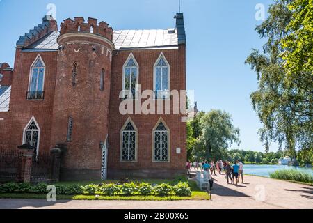 Le château en brique rouge à côté du Grand Étang du Palais Catherine, un palais rococo, la résidence d'été des tsars russes à Saint Petersbur Banque D'Images