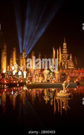 Thaïlande: Spectacle de lumière et de son pour le festival annuel de Loy Krathong, Parc historique de Sukhothai. Loy Krathong (ou Loi Krathong) est un festival célébré chaque année dans toute la Thaïlande et certaines parties du Laos pendant la pleine lune du 12ème mois dans le calendrier lunaire traditionnel. Sukhothai, qui signifie littéralement 'Dawn of Happiness', était la capitale du Royaume de Sukhothai et fut fondée en 1238. Elle a été la capitale de l'Empire thaïlandais pendant environ 140 ans. Banque D'Images