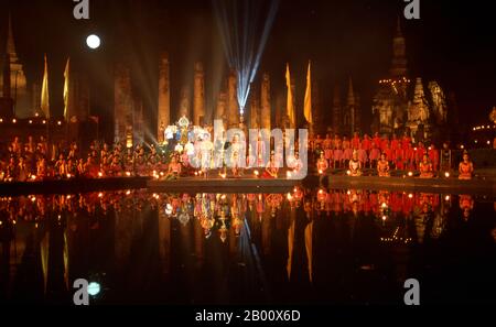 Thaïlande: Spectacle de lumière et de son pour le festival annuel de Loy Krathong, Parc historique de Sukhothai. Loy Krathong (ou Loi Krathong) est un festival célébré chaque année dans toute la Thaïlande et certaines parties du Laos pendant la pleine lune du 12ème mois dans le calendrier lunaire traditionnel. Sukhothai, qui signifie littéralement 'Dawn of Happiness', était la capitale du Royaume de Sukhothai et fut fondée en 1238. Elle a été la capitale de l'Empire thaïlandais pendant environ 140 ans. Banque D'Images