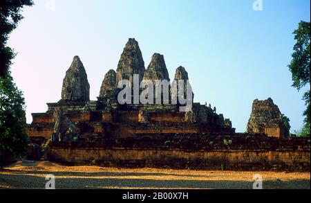 Cambodge: Pre Rup (temple initialement dédié au dieu hindou Shiva), Angkor. Pré Rup a été construit comme le temple d'état du roi khmer Rajendravarman et dédié en 961 ou début 962. C'est une montagne de temple de construction combinée de briques, de laterite et de grès. Il a été dédié au dieu hindou Shiva, et est probablement situé sur un ancien ashram Shaivite, construit par Yasovarman I au siècle précédent. Banque D'Images