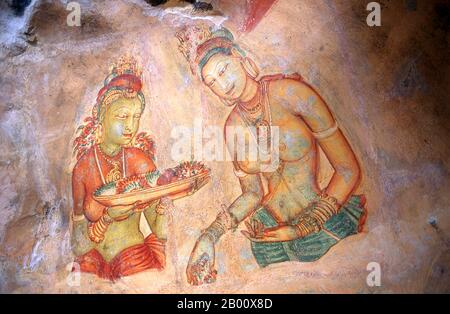 Sri Lanka : le « Cloud Maidens » de Sigiriya orne le rocher en haut de la campagne environnante. Sigiriya (rocher du Lion) est une ancienne forteresse rocheuse et une ruine de palais située dans le quartier central de Matale au Sri Lanka, entourée par les vestiges d'un vaste réseau de jardins, de réservoirs et d'autres structures. Sigiriya a été construit pendant le règne du roi Kasyapa I (ce 477 – 495) et après sa mort, il a été utilisé comme monastère bouddhiste jusqu'au XIVe siècle. Banque D'Images