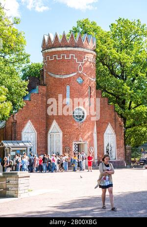 Le château en brique rouge à côté du Grand Étang du Palais Catherine, un palais rococo, la résidence d'été des tsars russes à Saint Petersbur Banque D'Images