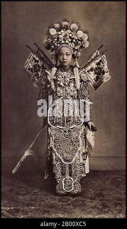 Vietnam: Une actrice chinoise ethnique à Cholon, Saigon, Cochinchina française c. 1900. Cholon ou "Big Market" en vietnamien a longtemps été le quartier chinois ethnique de Saigon ou Ho Chi Minh ville, et reste ainsi dans le 21ème siècle. Dans les résidents chinois d'origine vietnamienne sont appelés 'Hoa'. Banque D'Images