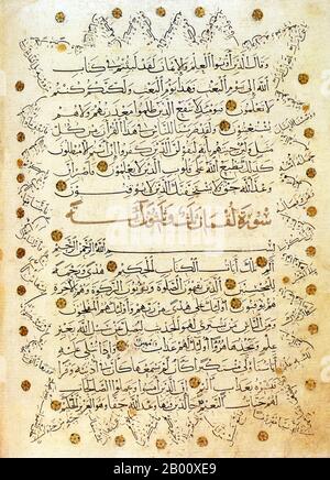 Irak : une page d’un Qur’an illuminé, manuscrit sur papier fabriqué à Venise au milieu du XIVe siècle. Le texte en zigzag dans les marges est une suite du manuscrit écrit pour économiser sur l'utilisation de papier importé coûteux. Le Coran (littéralement « la récitation ») est le principal texte religieux de l'Islam. Les musulmans croient que le Coran est l'orientation verbale divine et morale de l'humanité. Les musulmans considèrent également le texte verbal arabe original comme la révélation finale de Dieu. Les musulmans croient que le Coran a été révélé de Dieu à Mahomet par l'ange Gabriel. Banque D'Images