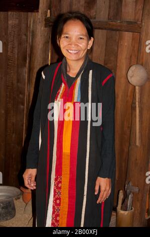 Thaïlande: Femme de Tai noire en robe traditionnelle, Ban Na Pa NAT Tai Dam Cultural Village, province de Loei. Le barrage de Tai ou le Tai noir est un groupe ethnique qui se trouve dans certaines parties du Laos, du Vietnam, de la Chine et de la Thaïlande. Les orateurs du barrage de Tai en Chine sont classés comme faisant partie de la nationalité Dai avec presque tous les autres peuples de Tai. Mais au Vietnam, ils ont leur propre nationalité (avec le Tai blanc) où ils sont classés comme la nationalité thái (c'est-à-dire le Tai). Le barrage de Tai est originaire des environs de Dien bien Phu au Vietnam. Banque D'Images