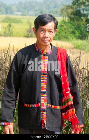 Thaïlande: Noir Tai homme en robe traditionnelle, Ban Na Pa NAT Tai Dam Village culturel, province de Loei. Le barrage de Tai ou le Tai noir est un groupe ethnique qui se trouve dans certaines parties du Laos, du Vietnam, de la Chine et de la Thaïlande. Les orateurs du barrage de Tai en Chine sont classés comme faisant partie de la nationalité Dai avec presque tous les autres peuples de Tai. Mais au Vietnam, ils ont leur propre nationalité (avec le Tai blanc) où ils sont classés comme la nationalité thái (c'est-à-dire le Tai). Le barrage de Tai est originaire des environs de Dien bien Phu au Vietnam. Banque D'Images