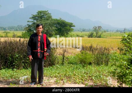 Thaïlande: Noir Tai homme en robe traditionnelle, Ban Na Pa NAT Tai Dam Village culturel, province de Loei. Le barrage de Tai ou le Tai noir est un groupe ethnique qui se trouve dans certaines parties du Laos, du Vietnam, de la Chine et de la Thaïlande. Les orateurs du barrage de Tai en Chine sont classés comme faisant partie de la nationalité Dai avec presque tous les autres peuples de Tai. Mais au Vietnam, ils ont leur propre nationalité (avec le Tai blanc) où ils sont classés comme la nationalité thái (c'est-à-dire le Tai). Le barrage de Tai est originaire des environs de Dien bien Phu au Vietnam. Banque D'Images