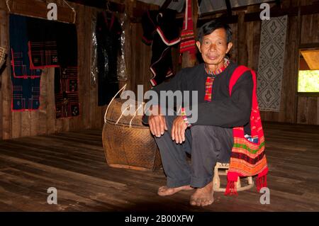 Thaïlande: Noir Tai homme en robe traditionnelle, Ban Na Pa NAT Tai Dam Village culturel, province de Loei. Le barrage de Tai ou le Tai noir est un groupe ethnique qui se trouve dans certaines parties du Laos, du Vietnam, de la Chine et de la Thaïlande. Les orateurs du barrage de Tai en Chine sont classés comme faisant partie de la nationalité Dai avec presque tous les autres peuples de Tai. Mais au Vietnam, ils ont leur propre nationalité (avec le Tai blanc) où ils sont classés comme la nationalité thái (c'est-à-dire le Tai). Le barrage de Tai est originaire des environs de Dien bien Phu au Vietnam. Banque D'Images