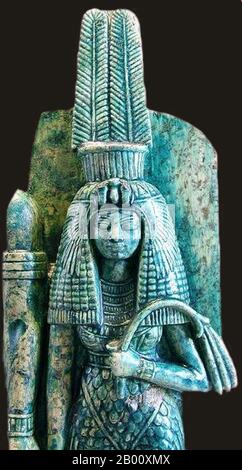 Égypte : TIYE (1398-1338 BCE), grande reine de Pharaon Amenhotep III de la 18e dynastie (r.c. 1388-51 BCE), ch. 1391-1353 BCE. TIYE (c. 1398 BC – 1338 BC, également orthographié Taia, Tiy et Tiyi) était la fille de Yuya et Tjuyu (également orthographié Thuyu). Elle devint la grande épouse royale du pharaon égyptien Amenhotep III et la matriarche de la famille Amarna d'où naquèrent de nombreux membres de la famille royale de l'Égypte ancienne. Le père de TIYE, Yuya, était un riche propriétaire foncier de la ville haute-égyptienne d'Akhmin, où il a servi comme prêtre et surintendant d'oxen.
