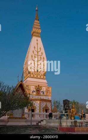 Thaïlande: Wat Phra That Satcha, Ban Tha Li, province de Loei, nord-est de la Thaïlande. Wat Phra que Satcha a été construit en 1976, un an après l'effondrement de Wat Phra que Phanom, le symbole du nord-est de la Thaïlande et de son sanctuaire le plus vénéré. Le chedi est semblable dans le style que Phanom. Banque D'Images