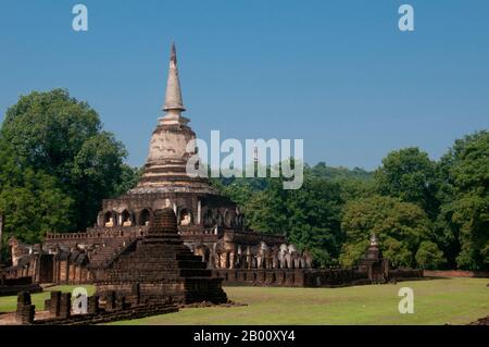 Thaïlande: chedi en forme de cloche de style sri lankais, Wat Chang LOM, parc historique si Satchanalai. Wat Chang LOM a été construit entre 1285 et 1291 par le roi Ramkhamhaeng. Si Satchanalai a été construit entre les XIIIe et XVe siècles et faisait partie intégrante du Royaume de Sukhothai. Il était habituellement administré par des membres de la famille des Rois de Sukhothai. Banque D'Images