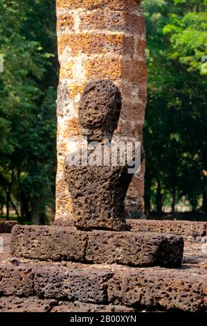 Thaïlande: Bouddha, Wat Suan Kaeo Utthayan Yai, Parc historique si Satchanalai. Wat Suan Kaeo Utthayan Yai est également connu sous le nom de Wat Kao Hong (Temple de neuf pièces). Si Satchanalai a été construit entre les XIIIe et XVe siècles et faisait partie intégrante du Royaume de Sukhothai. Il était habituellement administré par des membres de la famille des Rois de Sukhothai. Banque D'Images