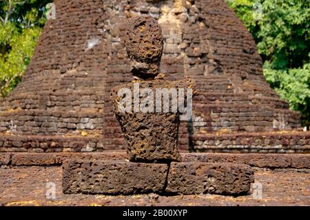 Thaïlande: Bouddha, Wat Suan Kaeo Utthayan Yai, Parc historique si Satchanalai. Wat Suan Kaeo Utthayan Yai est également connu sous le nom de Wat Kao Hong (Temple de neuf pièces). Si Satchanalai a été construit entre les XIIIe et XVe siècles et faisait partie intégrante du Royaume de Sukhothai. Il était habituellement administré par des membres de la famille des Rois de Sukhothai. Banque D'Images