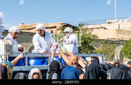 Des bénévoles qui donnent des boissons de charité au peuple local lors du festival d'ahura à Shiraz City, en Iran. Banque D'Images