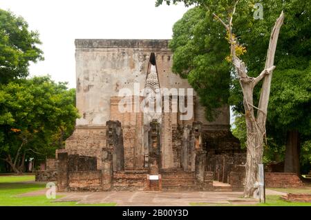 Thaïlande: Bouddha assis de 15 mètres de haut, Wat si CHUM, Parc historique de Sukhothai. Le Bouddha Phra Atchana à Wat si CHUM est dans la posture de 'Sousduing Mara' ou 'appelant la Terre à témoigner'. Sukhothai, qui signifie littéralement 'Dawn of Happiness', était la capitale du Royaume de Sukhothai et fut fondée en 1238. Elle a été la capitale de l'Empire thaïlandais pendant environ 140 ans. Banque D'Images