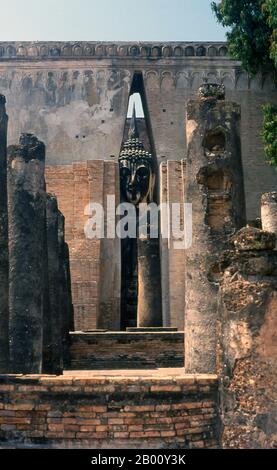 Thaïlande: Bouddha assis de 15 mètres de haut, Wat si CHUM, Parc historique de Sukhothai. Le Bouddha Phra Atchana à Wat si CHUM est dans la posture de 'Sousduing Mara' ou 'appelant la Terre à témoigner'. Sukhothai, qui signifie littéralement 'Dawn of Happiness', était la capitale du Royaume de Sukhothai et fut fondée en 1238. Elle a été la capitale de l'Empire thaïlandais pendant environ 140 ans. Banque D'Images