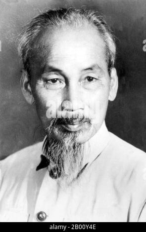 Vietnam: Président Ho Chi Minh (1890-1969). Hồ Chí Minh, né Nguyễn Sinh Cung et également connu sous le nom de Nguyễn Ái Quốc (19 mai 1890 – 3 septembre 1969) était un leader révolutionnaire communiste vietnamien qui était Premier ministre (1946–1955) et président (1945–1969) de la République démocratique du Vietnam (Nord Vietnam). Il a formé la République démocratique du Vietnam et a dirigé le Viet Cong pendant la guerre du Vietnam jusqu'à sa mort. Hồ a dirigé le mouvement pour l'indépendance du Viet Minh à partir de 1941, établissant la République démocratique du Vietnam sous régime communiste en 1945 et battant l'Union française en 1954. Banque D'Images