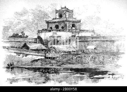 Vietnam: Une entrée à la Citadelle de Hue. Gravure d'Auguste-Louis Lepere (1849-1918), 1886. La ville impériale (vietnamienne: Kinh thành Huế) à Huế est une forteresse et un palais fortifiés dans l'ancienne capitale du Vietnam. Les jardins de la ville impériale étaient entourés d'un mur de 2 kilomètres sur 2 kilomètres, et les murs étaient entourés d'une fossé. L'eau de la lande a été extraite de la Song Huong (rivière des parfums) qui traverse Huế. Cette structure est appelée la citadelle. À l'intérieur de la citadelle se trouve la Cité impériale, et à l'intérieur de celle-ci se trouve l'enceinte impériale appelée la Cité interdite pourpre. Banque D'Images