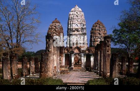 Thaïlande: Tours de style khmer à Wat si Sawai, Parc historique de Sukhothai. Wat si Sawai a été fondé à la fin du XIIe siècle et au début du XIIIe siècle et était probablement à l'origine un sanctuaire hindou. Sukhothai, qui signifie littéralement 'Dawn of Happiness', était la capitale du Royaume de Sukhothai et fut fondée en 1238. Elle a été la capitale de l'Empire thaïlandais pendant environ 140 ans. Banque D'Images