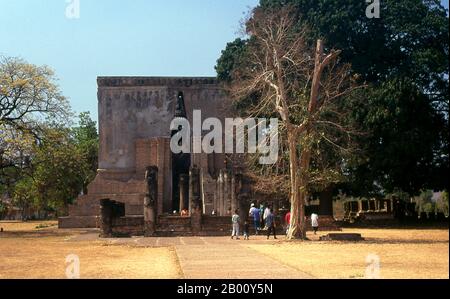 Thaïlande: Bouddha assis de 15 mètres de haut, Wat si CHUM, Parc historique de Sukhothai. Le Bouddha Phra Atchana à Wat si CHUM est dans la posture de 'Sousduing Mara' ou 'appelant la Terre à témoigner'. Sukhothai, qui signifie littéralement 'Dawn of Happiness', était la capitale du Royaume de Sukhothai et fut fondée en 1238. Elle a été la capitale de l'Empire thaïlandais pendant environ 140 ans. Banque D'Images