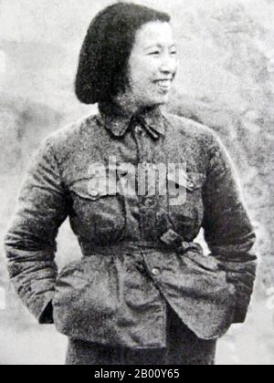 Chine : une image rare du jeune Jiang Qing (1914-1991) dans Ya'an, c. 1938. Jiang Qing (Chiang CH'ing, 1914 mars – 14 mai 1991), nom de naissance Li Shumeng, était le pseudonyme utilisé par la dernière femme du dirigeant chinois Mao Tsé-toung, un personnage majeur du pouvoir du Parti communiste chinois. Elle est allée par le nom de scène LAN Ping au cours de sa carrière d'acteur, et a été connu par divers autres noms pendant sa vie. Elle a épousé Mao à Ya'an en novembre 1938, et est parfois appelée Madame Mao dans la littérature occidentale, servant de première dame de la Chine communiste. Banque D'Images