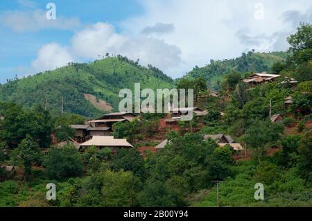 Thaïlande: Le village d'Akha de Ban Huai Kee Lek, province de Chiang Rai, Thaïlande du Nord. Les Akha sont une tribu de collines de fermiers de subsistance connus pour leur art. Le groupe ethnique a peut-être vu le jour en Mongolie il y a environ 1500 ans. La plupart des Akha restants sont maintenant répartis dans de petits villages parmi les montagnes de Chine, du Laos, du Myanmar (Birmanie) et du nord de la Thaïlande, où ils sont l'une des six principales tribus de colline. L'Akha a commencé à arriver en Thaïlande au début du XXe siècle et continue d'immigrer, avec environ 80,000 000 vivant actuellement dans les provinces du nord de la Thaïlande. Banque D'Images