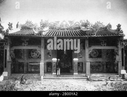 Chine : une photographie de la mosquée de Dali, dans la province du Yunnan, dans le sud-ouest de la Chine, en 1910. L'islam a été introduit au Yunnan en 1253 lorsque Kublai Khan, le cinquième empereur de la dynastie Yuan, a pacifié Dali. En 1273, Sayyid All Omer Shams al-DIN a été nommé Premier ministre (maintenant nommé gouverneur) du Yunnan. Pendant son règne, il a établi 12 mosquées à Kunming. L'islam s'est depuis répandu dans toute la province du Yunnan, principalement dans les préfectures et municipalités de Kunming, Yuxi, Honghe, Wenshan, Dali, Baoshan, Zhaotong, Chuxiong, Simao et Qujing. Banque D'Images