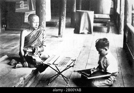 Thaïlande: Photographie en 1900 d'un moine bouddhiste enseignant un enfant à Nakhon Phanom à Isarn, dans le nord-est du Siam. Nakhon Phanom, autrefois le centre de l'ancien Royaume de Sri Kotrabun, se trouve à côté du Mékong, à 735 km au nord-est de Bangkok. La région a longtemps été installée par les populations lao et appartenait au Royaume LAN Xang même après qu'il est passé sous le contrôle d'Ayutthaya. Au début, il était connu sous le nom de 'si Kotrabun', et au temps du roi Rama I comme 'Maruka Nakhon'. Banque D'Images