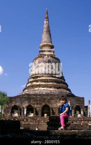 Thaïlande: Jeune fille devant le chedi en forme de cloche de style sri lankais, Wat Chang LOM, parc historique si Satchanalai. Wat Chang LOM a été construit entre 1285 et 1291 par le roi Ramkhamhaeng. Si Satchanalai a été construit entre les XIIIe et XVe siècles et faisait partie intégrante du Royaume de Sukhothai. Il était habituellement administré par des membres de la famille des Rois de Sukhothai. Banque D'Images