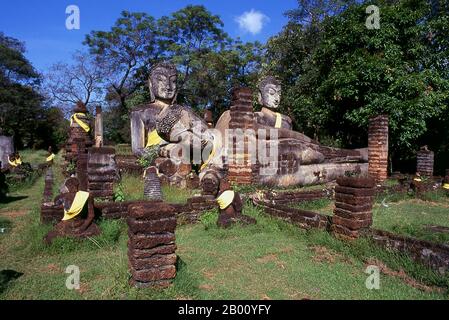 Thaïlande: Buddhas à Wat Phra Kaew, Parc historique de Kamphaeng Phet. Le parc historique de Kamphaeng Phet, dans le centre de la Thaïlande, faisait autrefois partie du Royaume de Sukhothai qui a prospéré au XIIIe et au XIVe siècle. Le Royaume de Sukhothai était le premier des royaumes thaïlandais. Sukhothai, qui signifie littéralement 'Dawn of Happiness', était la capitale du Royaume de Sukhothai et fut fondée en 1238. Elle a été la capitale de l'Empire thaïlandais pendant environ 140 ans. Banque D'Images