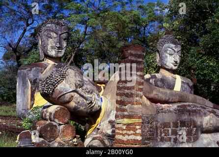 Thaïlande: Buddhas à Wat Phra Kaew, Parc historique de Kamphaeng Phet. Le parc historique de Kamphaeng Phet, dans le centre de la Thaïlande, faisait autrefois partie du Royaume de Sukhothai qui a prospéré au XIIIe et au XIVe siècle. Le Royaume de Sukhothai était le premier des royaumes thaïlandais. Sukhothai, qui signifie littéralement 'Dawn of Happiness', était la capitale du Royaume de Sukhothai et fut fondée en 1238. Elle a été la capitale de l'Empire thaïlandais pendant environ 140 ans. Banque D'Images