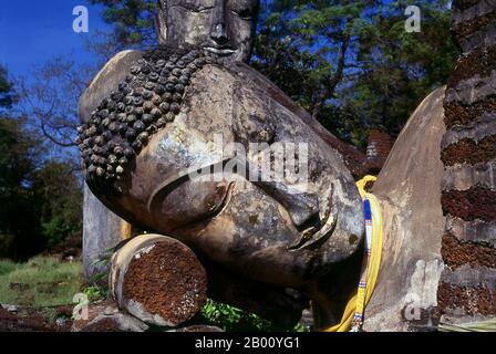 Thaïlande: Buddhas à Wat Phra Kaew, Parc historique de Kamphaeng Phet. Le parc historique de Kamphaeng Phet, dans le centre de la Thaïlande, faisait autrefois partie du Royaume de Sukhothai qui a prospéré au XIIIe et au XIVe siècle. Le Royaume de Sukhothai était le premier des royaumes thaïlandais. Sukhothai, qui signifie littéralement 'Dawn of Happiness', était la capitale du Royaume de Sukhothai et fut fondée en 1238. Elle a été la capitale de l'Empire thaïlandais pendant environ 140 ans. Banque D'Images