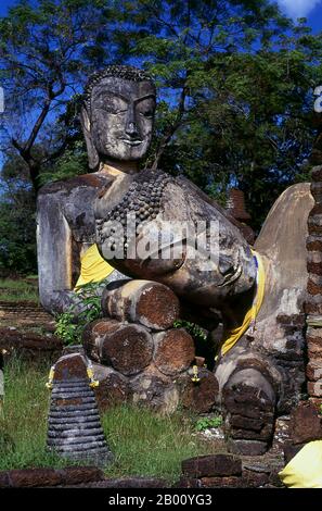 Thaïlande: Buddhas à Wat Phra Kaew, Parc historique de Kamphaeng Phet. Le parc historique de Kamphaeng Phet, dans le centre de la Thaïlande, faisait autrefois partie du Royaume de Sukhothai qui a prospéré au XIIIe et au XIVe siècle. Le Royaume de Sukhothai était le premier des royaumes thaïlandais. Sukhothai, qui signifie littéralement 'Dawn of Happiness', était la capitale du Royaume de Sukhothai et fut fondée en 1238. Elle a été la capitale de l'Empire thaïlandais pendant environ 140 ans. Banque D'Images