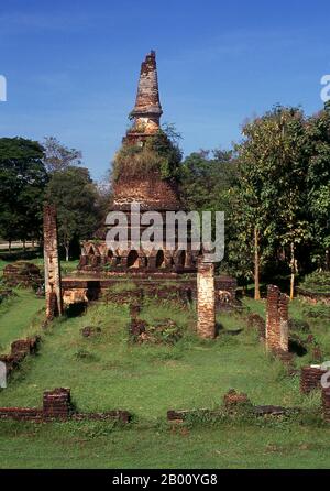 Thaïlande: Main chedi à Wat Phra Kaew, Parc historique de Kamphaeng Phet. Le parc historique de Kamphaeng Phet, dans le centre de la Thaïlande, faisait autrefois partie du Royaume de Sukhothai qui a prospéré au XIIIe et au XIVe siècle. Le Royaume de Sukhothai était le premier des royaumes thaïlandais. Sukhothai, qui signifie littéralement 'Dawn of Happiness', était la capitale du Royaume de Sukhothai et fut fondée en 1238. Elle a été la capitale de l'Empire thaïlandais pendant environ 140 ans. Banque D'Images