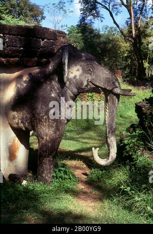 Thaïlande: Éléphant décorant le coin du chedi principal à Wat Phra Kaew, Parc historique de Kamphaeng Phet. Le parc historique de Kamphaeng Phet, dans le centre de la Thaïlande, faisait autrefois partie du Royaume de Sukhothai qui a prospéré au XIIIe et au XIVe siècle. Le Royaume de Sukhothai était le premier des royaumes thaïlandais. Sukhothai, qui signifie littéralement 'Dawn of Happiness', était la capitale du Royaume de Sukhothai et fut fondée en 1238. Elle a été la capitale de l'Empire thaïlandais pendant environ 140 ans. Banque D'Images