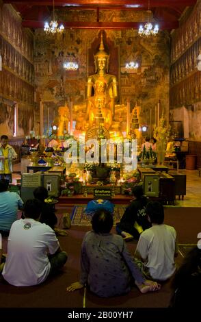 Thaïlande: Images de Bouddha dans le viharn à Wat Mahathe, Phetchaburi. Wat Mahathe est un temple bouddhiste de la fin de la période Ayutthaya. Banque D'Images